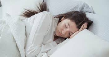 Guide pour trouver le meilleur oreiller selon votre position de sommeil