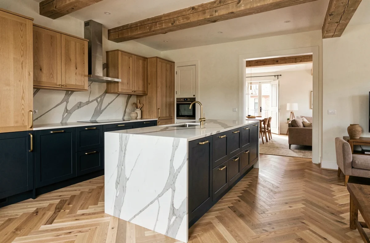 Cuisine ouverte contemporaine réalisée par E.D.C.P. avec îlot en quartz et façades bicolores