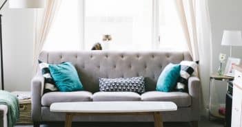 Comment enlever les mauvaises odeurs sur un canapé ?