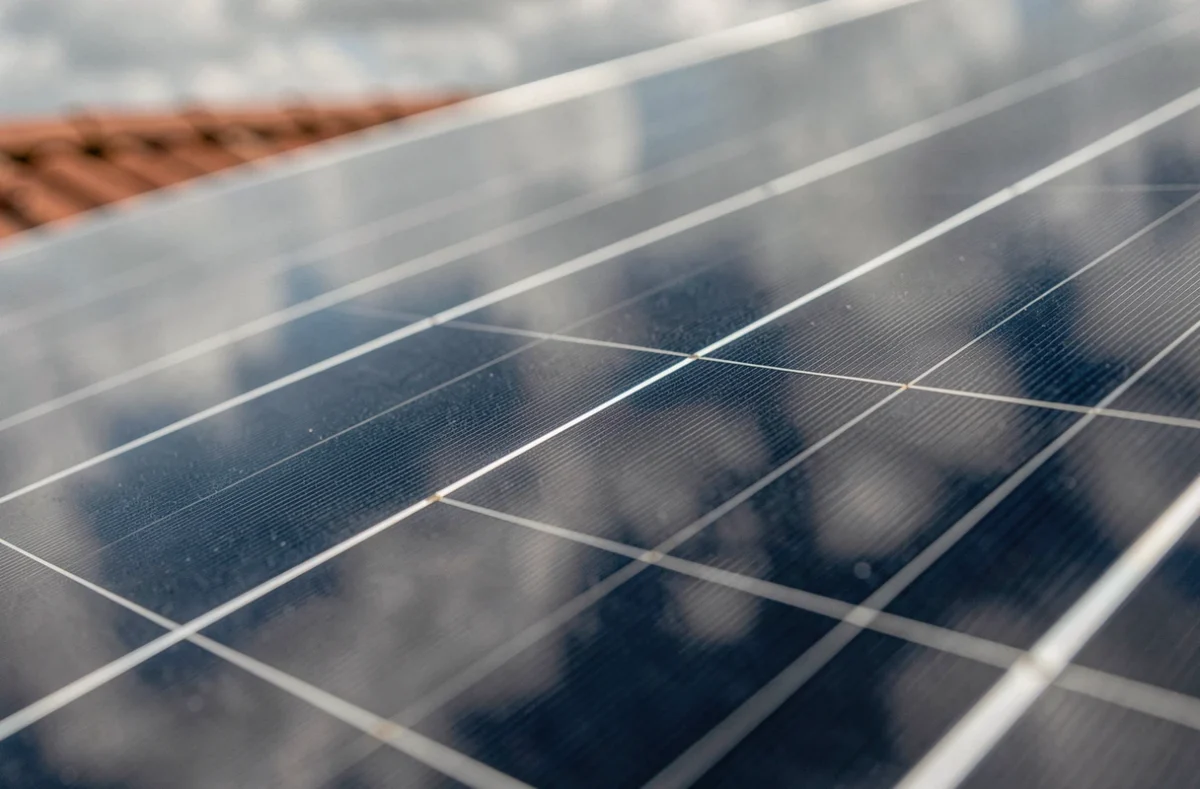 Gros plan sur les cellules d'un panneau solaire monocristallin avec texture silicium et busbars