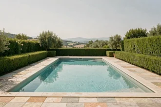 Vue panoramique d'une belle piscine résidentielle dans l'Ain avec jardin verdoyant