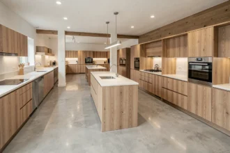 Showroom de cuisinistes en Loir-et-Cher avec plusieurs expositions de cuisines modernes
