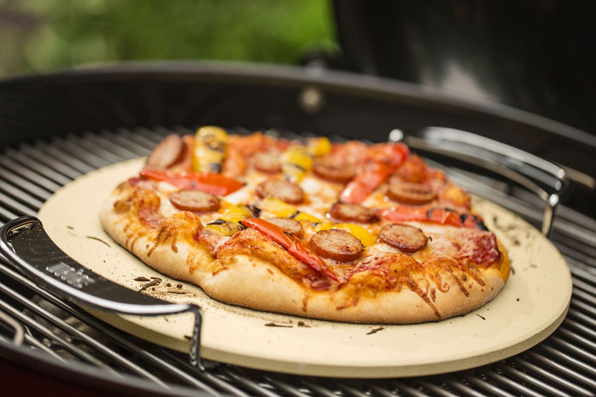 utiliser une pierre à pizza sur le barbecue