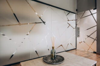 Verre sur mesure : comment l'intégrer dans sa déco sans se tromper ?